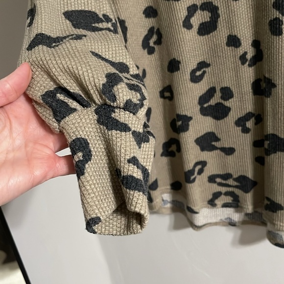 Cheetah Print Top - Picture 3 of 3